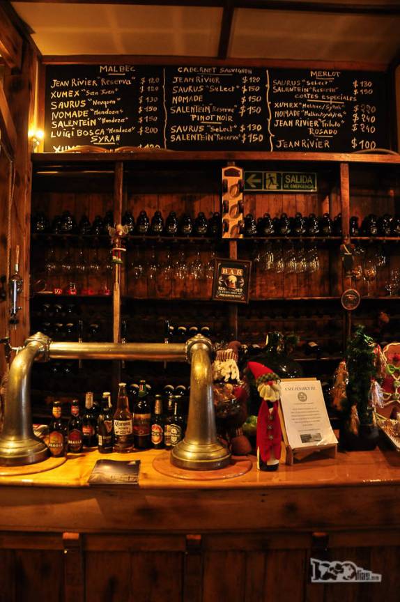 O balcão do charmoso restaurante Almacén, em Ushuaia, no sul da Terra do Fogo, na Argentina